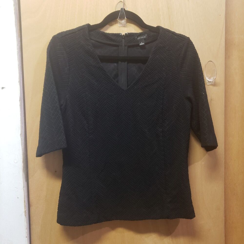 Ann Taylor BLACK Textured V-neck top w peplum Sz S shoulder-hem 22.5"pit-pit 17